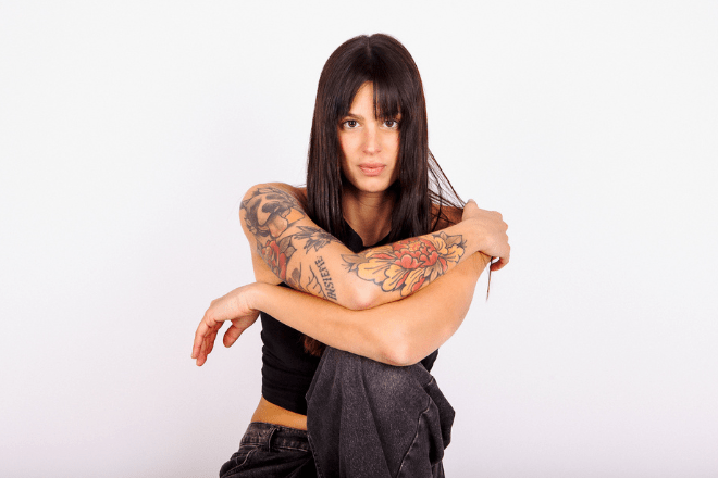 A Side / B Side: La dualidad de la pista y la noche “Conociendo a Laia”