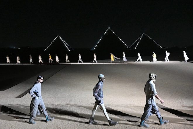 ​Jeff Mills pone banda sonora al desfile de otoño de 2023 de Dior en las Pirámides de Giza