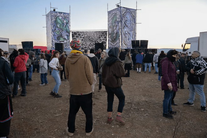 Una 'rave' no autorizada reúne a miles de jóvenes junto al aeropuerto de Ciudad Real