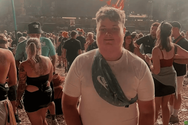 La historia de Adam James: un chico con autismo que acudió solo a su primer festival y terminó encontrando al mejor grupo de amigos posible