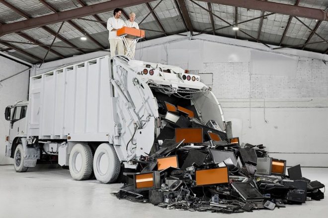 T​elstra convierte residuos electrónicos en un sintetizador junto a The Avalanches