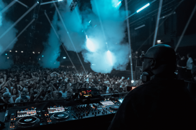 Apple Music publica un DJ mix inédito de Carl Cox grabado en [UNVRS] Ibiza