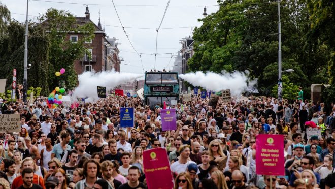 Miles de personas salen a las calles en Holanda para pedir la vuelta de los clubs.