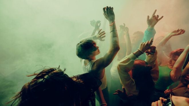 Más del 80% de los fans de música de la Generación Z asegura haber sufrido problemas auditivos después de salir de fiesta