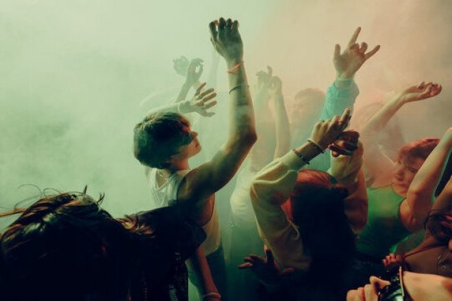 Más del 80% de los fans de música de la Generación Z asegura haber sufrido problemas auditivos después de salir de fiesta