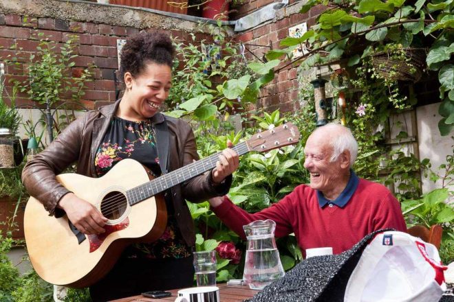 Un estudio demuestra que la música puede reducir los síntomas depresivos de las personas que sufren demencia