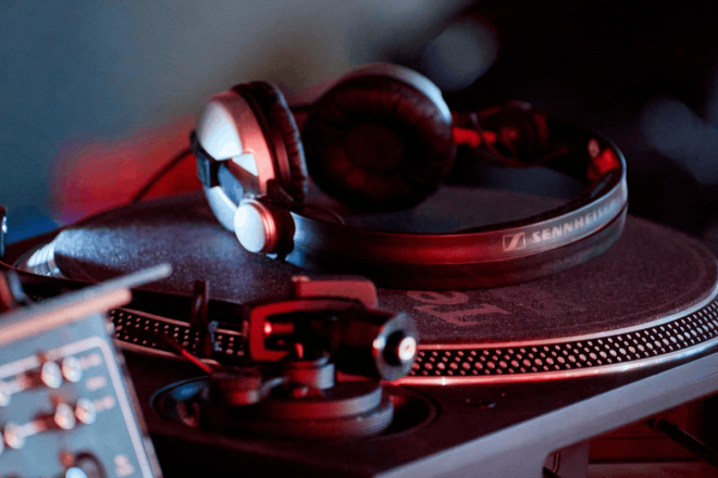 SELECTORS revoluciona Ibiza con una regla clara: solo DJs que sepan pinchar en vinilo