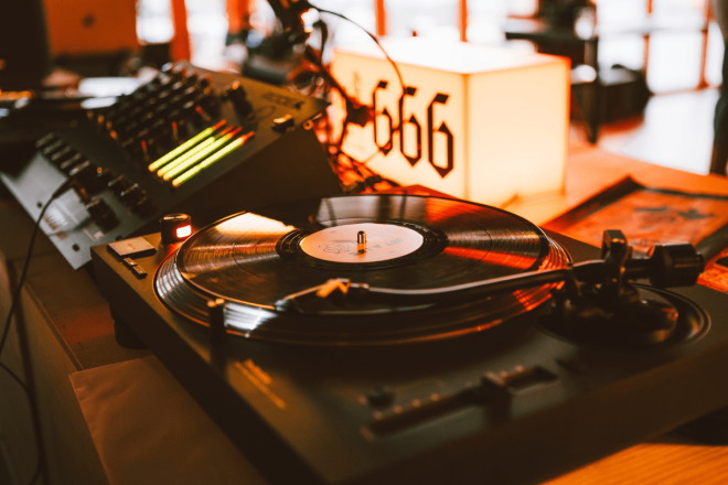 Sin pantallas, sin Sync, solo vinilos: la esencia del DJing en SELECTORS cada jueves en Ibiza