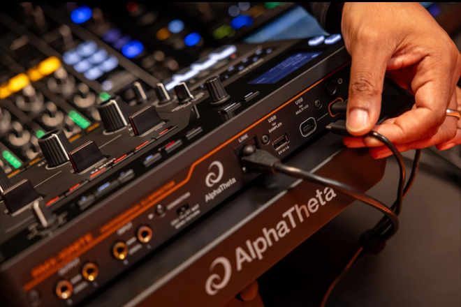 AlphaTheta advierte de un fallo de red que compromete la seguridad de Rekordbox y las unidades de memoria