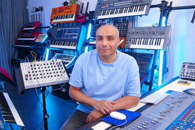 Pegatina cumple 3 años y lo celebra con Anthony Rother