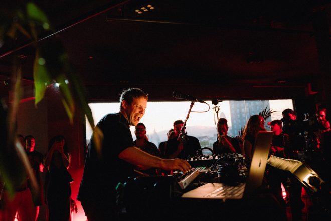 Juan Hansen presenta Ultrasonido en una íntima secret party en Barcelona junto a Not A Robot