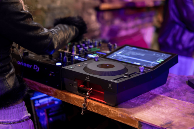 ​AlphaTheta presenta el CDJ-1500X, un nuevo reproductor profesional compacto con pantalla de 10,1", NFC y funciones cloud