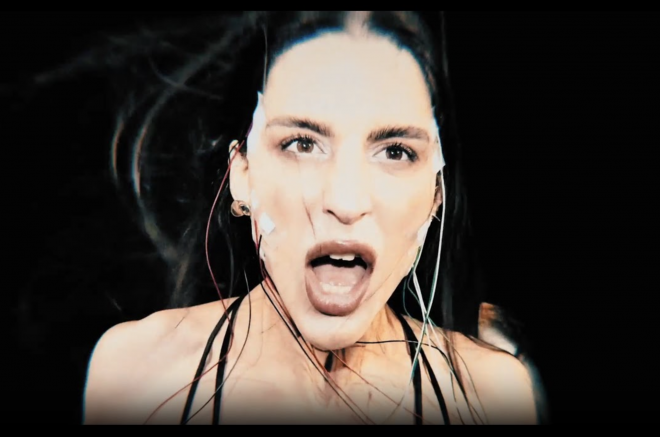 ​Arca comparte su nuevo videoclip autodirigido 'Incendio'