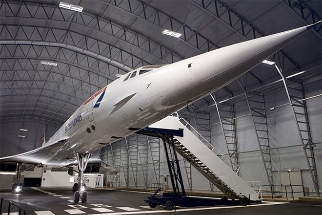 Fiesta bajo las alas de un avión concorde en Manchester