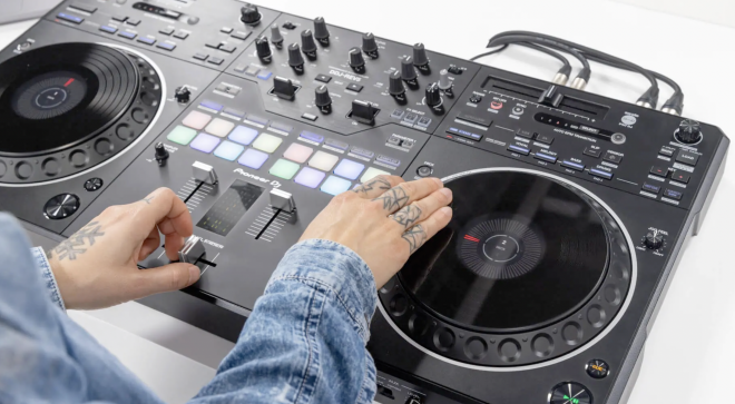 Pioneer DJ presenta un nuevo controlador de estilo scratch, el DDJ-REV5