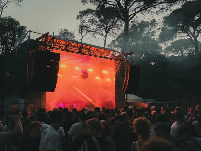 ​OUTPUT presenta su segunda edición en el bosque junto a Sweely, DJ Masda y otros