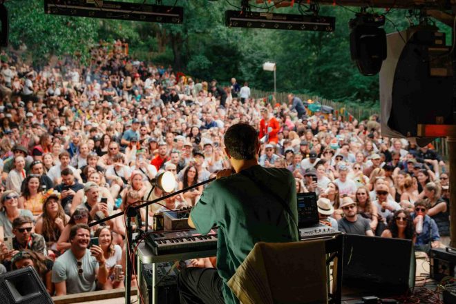 Fred again.. hizo un set sorpresa de ambient en el festival Glastonbury