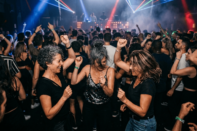 El clubbing impulsa la salud mental de mujeres de entre 40 y 65 años, según un estudio