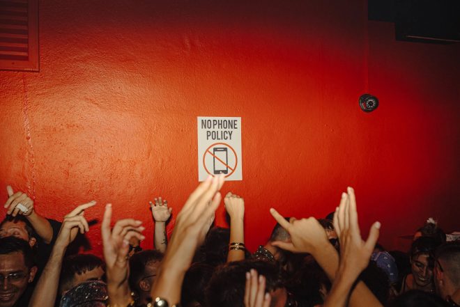 El clubbing sin móviles se dispara: los eventos “phone-free” crecen un 567% a nivel global