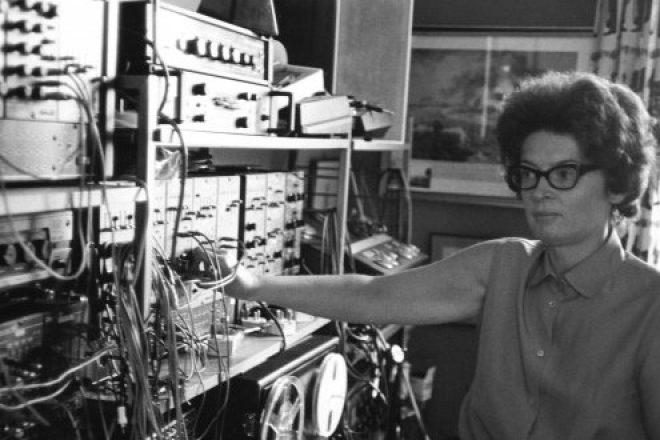 Janet Beat, pionera de la música electrónica, publica su primer álbum a los 83 años