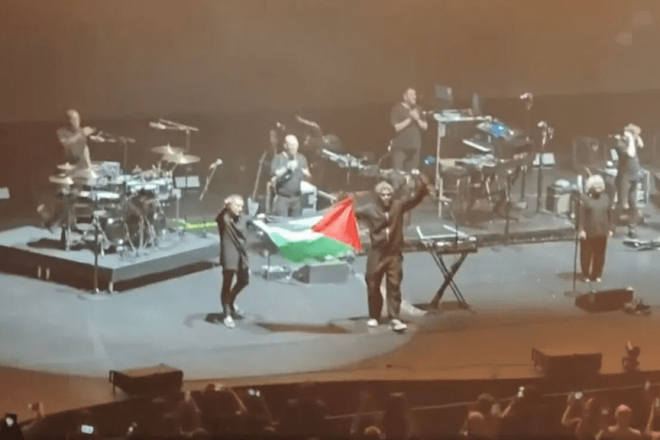 Massive Attack choca con las autoridades de Singapur tras desplegar una bandera de Palestina