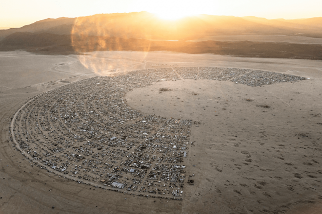 Hallan a un hombre muerto en Burning Man 2025: la policía investiga un posible homicidio