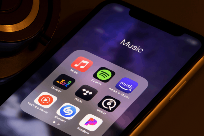 Un hombre en EE.UU. admite haber estafado millones en plataformas de streaming con IA y bots