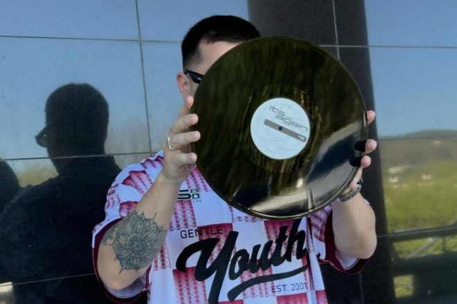 Costas presenta su nuevo EP en vinilo 'It’s Me Again'