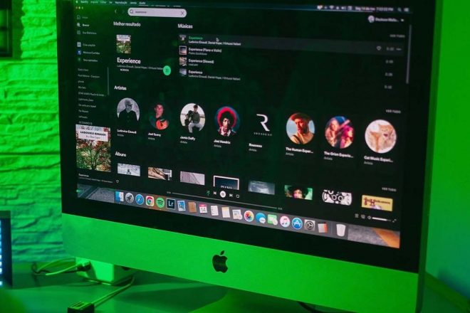 Un músico estadounidense es condenado a 18 meses de prisión por un fraude de más de 8 millones de dólares con reproducciones de música generada por IA