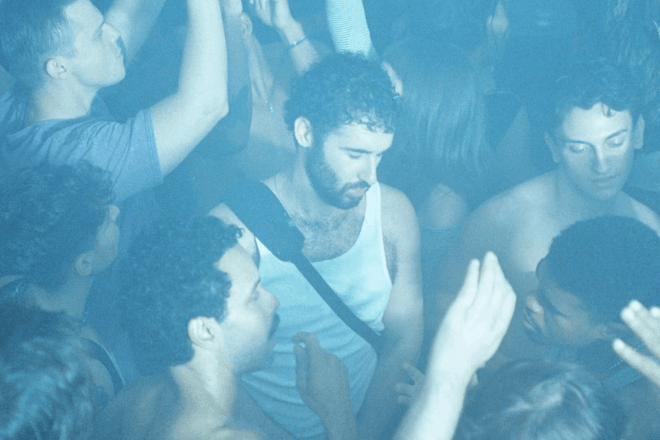 A24 estrena el primer tráiler de "Club Kid", su nueva película ambientada en la escena queer neoyorquina