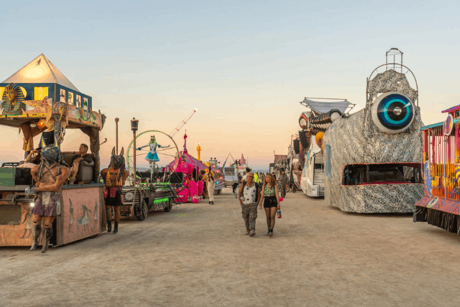 La bicicleta de Burning Man que lleva 20 años guiándose por 97 globos