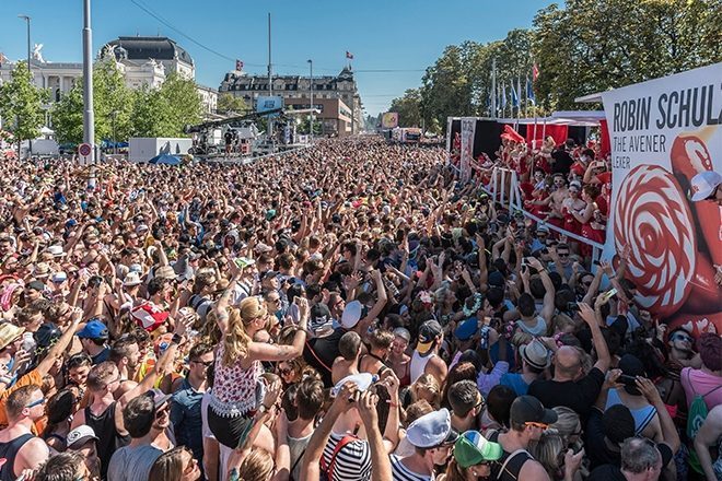 Un hombre fue detenido por llevar bombas de tubo falsas en el Zürich Street Parade