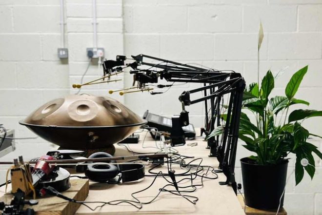 Bionic and the Wires inventa un brazo robótico biónico que permite a las plantas tocar instrumentos musicales