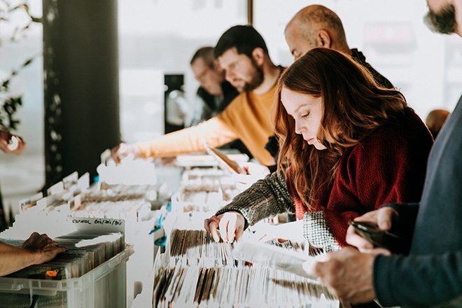 Más de 20.000 vinilos para comprar e intercambiar este domingo 28 en la feria del vinilo de Hola Sundays! en Barcelona.