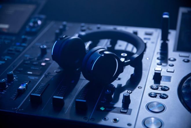 AlphaTheta presenta los HDJ-F9, sus nuevos auriculares inalámbricos para DJ con latencia ultrabaja