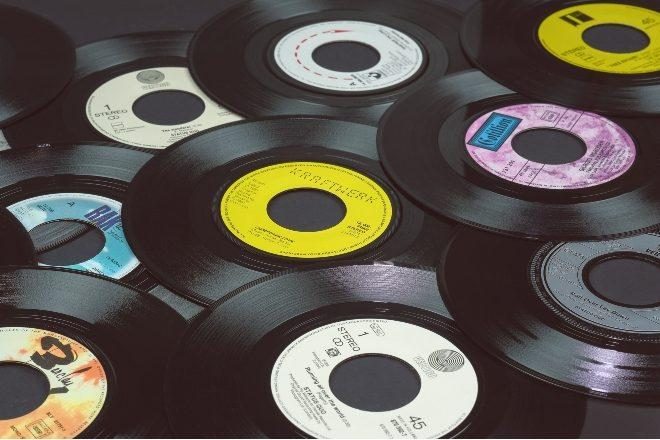 Reino Unido registra más ventas de vinilos que de CDs por primera vez en 35 años